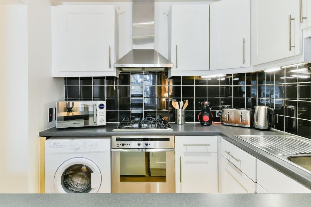 Knightsbridge Stylish Two Bedroom Apartment Лондон Экстерьер фото