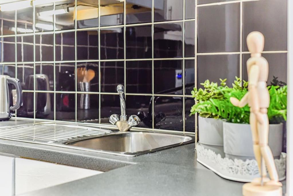 Knightsbridge Stylish Two Bedroom Apartment Лондон Экстерьер фото